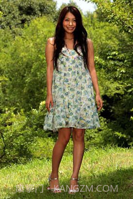 吹裙子美女截图2